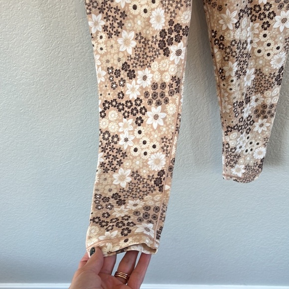 Offline by Aerie Pant Leggings Neutral Floral Yoga size medium - Picture 7 of 12